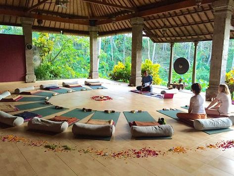 Yoga Studio Interior, Yoga Room Design, Bali Yoga Retreat, Yoga Place, Yoga Shala, Bali Yoga, Yoga Ashtanga, Ashtanga Vinyasa Yoga, Meditation Studio