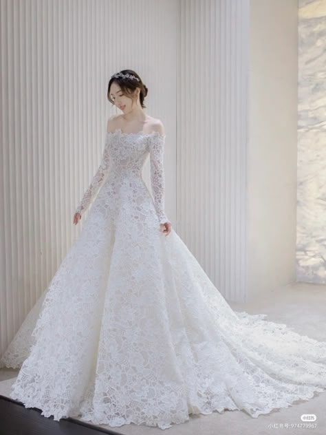 Gaun Wedding Simple, Korean Bride Dress, Unique Bridal Looks, Korean Wedding Dress Simple, Wedding Dress Asian, Korean Wedding Dresses, Korean Wedding Gown, Wedding Dress Korean Style, Wedding Dress Korean