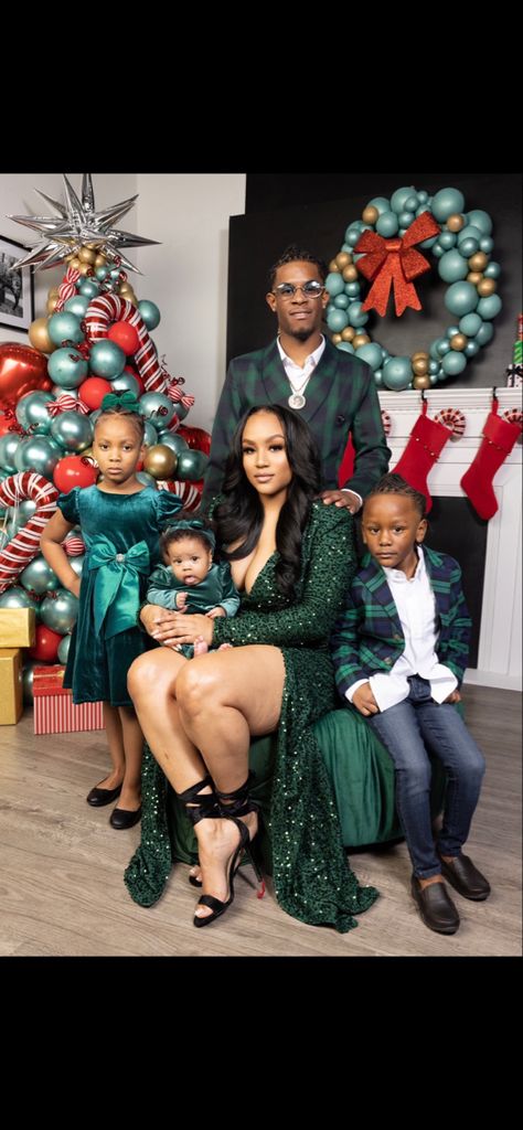 Holiday Family Photos, Black Family, Green Theme Formal Black Family Photos, Mom Son And Daughter Christmas Pictures, Elegant Christmas Pictures Family, Burberry Christmas Pictures, Christmas Photos Black Family, Classy Family Christmas Pictures, Christmas Formal Photoshoot, Christmas Photoshoot Ideas Family Black, Black Family Christmas Photos