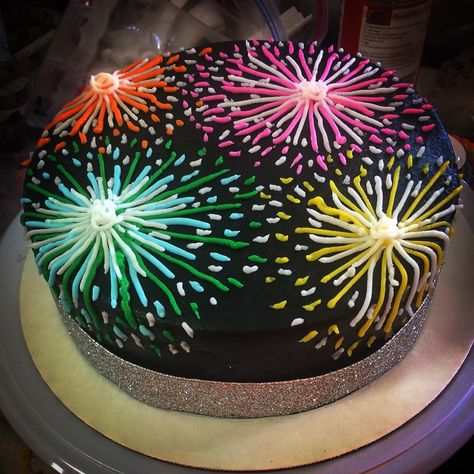 Fireworks cake Firework Cake, Fireworks Cake, Baileys Cheesecake, Red Birthday Cakes, Chandelier Cake, 4th Of July Cake, French 75, New Year's Cake, Marshmallow Pops