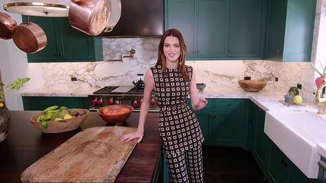 Kendall Jenner House, Celebrity Kitchens, Architectural Digest Magazine, Jenner House, Wren Kitchen, Warm Kitchen, Beverly Hills Houses, Glam Room, Green Cabinets