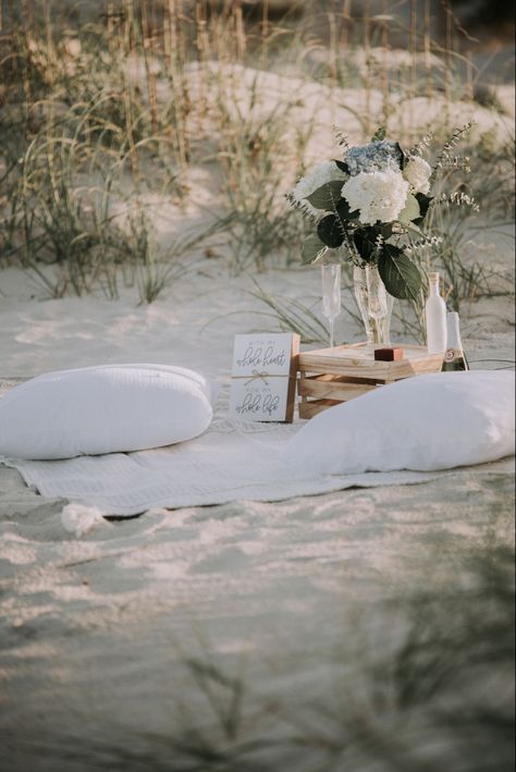 Beach Proposal Decorations, Beach Proposal Setup Romantic, Boho Beach Proposal, Simple Picnic Proposal, Proposal Setups, Proposal Set Up Ideas Beach, Marriage Proposal Beach, Proposal Ideas Beach Simple, Pier Proposal Ideas