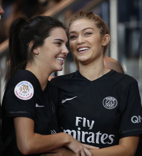 PSG fans Kendall and Gigi Gigi And Kendall, Gigi Hadid Outfits, Sports Illustrated Models, Hadid Sisters, Soccer Match, Bff Goals, Kendall And Kylie, Kendall Jenner Style, Friendship Goals