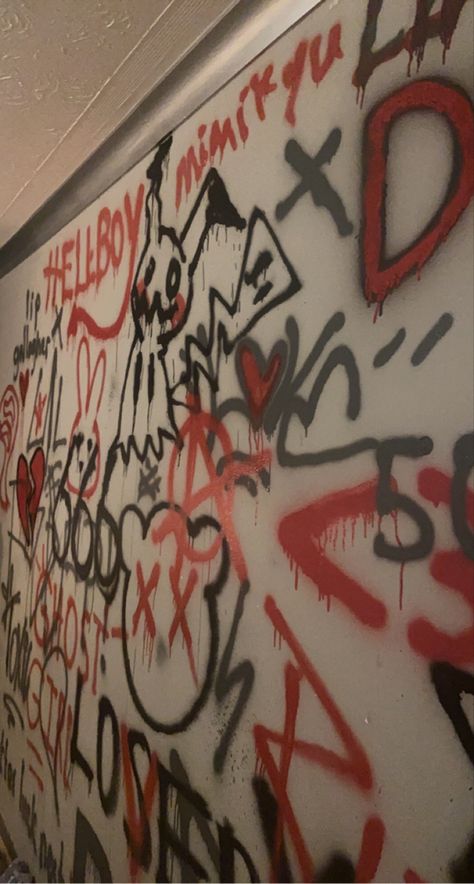 Graffiti Wall Art Interior Design, Graffiti Room Ideas, Emo Graffiti, Graffiti Bedroom, Grunge Graffiti, Graffiti Room, Anime Mouth Drawing, Anime Mouths, Wall Graffiti