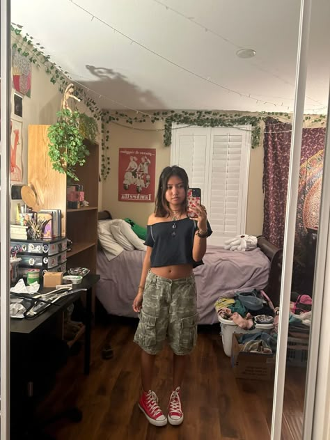 Cami Cargo Shorts Outfit, Cargo Camo Shorts Outfits Women, How To Style Camp Cargo Pants, How To Style Camo Shorts, Casual Camo Pants Outfit, Camp Jorts Outfit, Camo Capris Outfit, Big Cargo Shorts Outfit, Camo Shorts Women