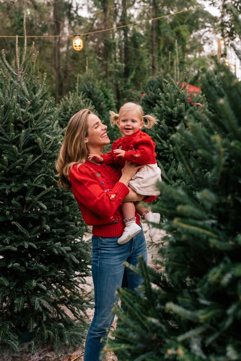 Holiday Sweaters - Julia Berolzheimer Traditional Christmas Photoshoot, Family Photo Christmas Sweater, Christmas Outfit Pictures Family, Christmas Mini Shoot Outfits, Xmas Tree Photoshoot, Casual Christmas Photos, Cozy Family Christmas Photos, Rustic Christmas Photoshoot Outfits, Family Photography Christmas