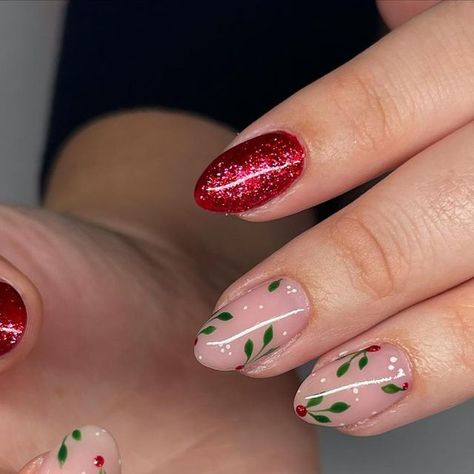 Mistletoe Nails Christmas, Green Mistletoe Nails, Simple Mistletoe Nails, Christmas Mistletoe Nails, Mistle Toe Nails, Mistletoe Nail Art, Nails With Mistletoe, Christmas Wreath Nails, Nude Christmas Nail Designs