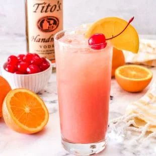 Titos Vodka Recipes, Cranberry Juice And Vodka, Lemon Tree Dwelling, Vodka Recipes Drinks, Beach Drink, Summer Drinks Alcohol, Beach Drinks, Vodka Recipes, Thailand Beaches