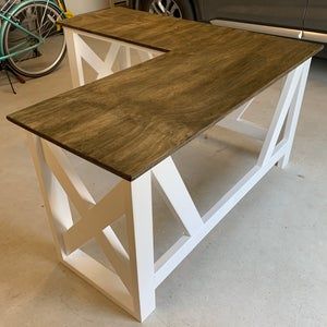 L Shape Farmhouse, Rustic Reception Desk, Diy Wood Desk, L Shaped Office Desk, Office Desk Designs, Farmhouse Desk, Bar Diy, Pallet Bar, Office Background