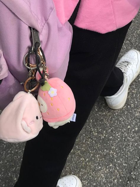 Backpack With Keychains And Pins, Backpack Plush Keychain, Purple Keychain Aesthetic, Miniso Plush Keychain, Aesthetic Keychain For Backpack, Miniso Keychains, Backpack Keychains Aesthetic, Cute Keychains For Backpacks, Bag With Pins Aesthetic