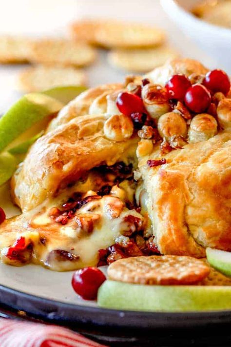 Baked Brie Puff Pastry, Baked Brie Cranberry, Baked Brie In Puff Pastry, Brie In Puff Pastry, Brie Cheese Recipes, Baked Brie Appetizer, Puffed Pastry, Baked Brie Recipes, Brie Cranberry