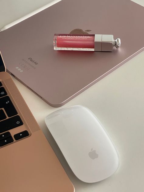 Macbook Ipad Aesthetic, Ipad Air Pink Aesthetic, Rose Gold Macbook Aesthetic, Pink Macbook Aesthetic, Pink Apple Ipad, Ipad Air Pink, Pink Ipad Aesthetic, Imac Workspace, Ipad Rose Gold