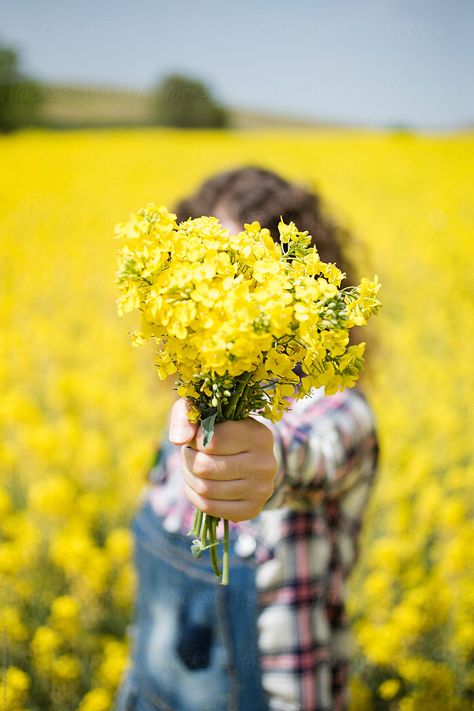 Young woman in a field of yellow flowers Yellow Flower Field, Rapeseed Field, Canola Field, Yellow Field, Flower Photoshoot, Holding Flowers, Fields Photography, Trik Fotografi, Shooting Photo