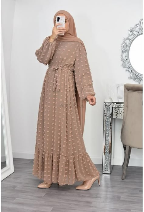 Robe longue Plume tissée ultra tendance super chic. Entièrement doublée c'est une robe à avoir absolument dans son dressing. Découvrez l'ensemble de nos tenues sur www.neyssa-shop.com Fesyen Islam, Abaya Design, Estilo Hijab, Stile Hijab, Hijab Designs, Modest Fashion Hijab, Muslim Fashion Hijab Outfits, Muslim Women Fashion, Modesty Fashion