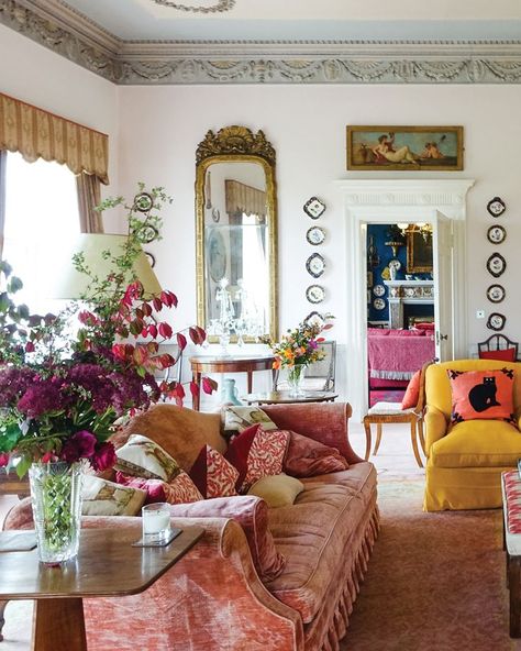 With comfy down-filled furniture and bowers of seasonal flowers, it's easy to see why guests of Ireland's Glin Castle (including quite a few big celebrity names) love this sun-drenched room. (📸 by Claire Bingham) Dreamy Drawing, Rooms Interior, Drawing Rooms, Red Dining Room, Neoclassical Interior, Historic Home, Eclectic Home, Drawing Room, Beautiful Interiors