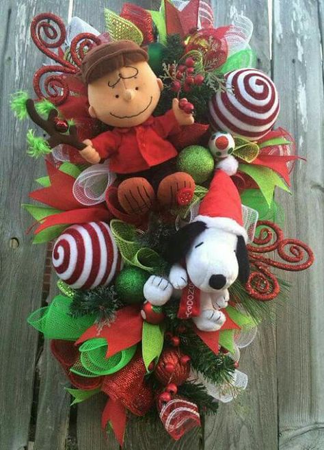 Brown Christmas Wreath, Snoopy Christmas Decorations, Brown Wreath, Holiday Mesh Wreaths, Snoopy Christmas Tree, Christmas Mesh Wreath, Brown Christmas, Peanuts Christmas, Christmas Centerpiece