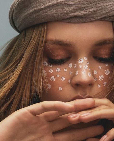 Anastasiya Scheglova🍬 (@anastasiyascheglova) • Instagram photos and videos Country Makeup, Hippie Makeup, Fake Freckles, Freckles Makeup, Blue Eyes Pop, 70s Makeup, Tattoo Makeup, Festival Face, Beginners Eye Makeup