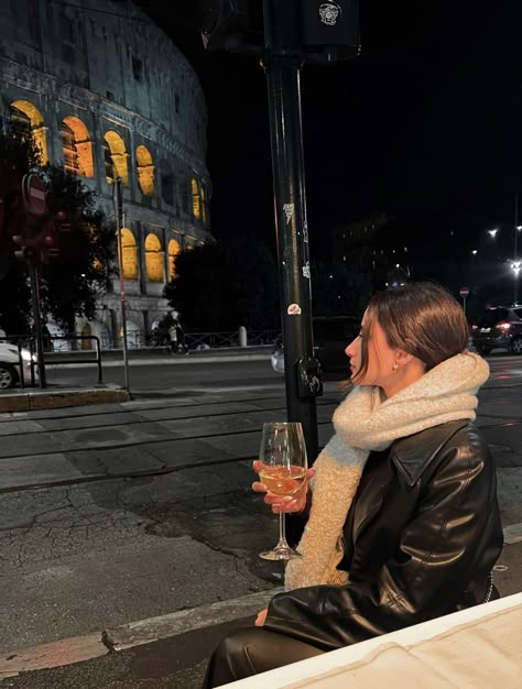 Rome Winter Photography, Italian Winter Outfits Street Styles, Rome Italy December, Night Out In Paris Outfit Winter, Rome Aesthetic Outfit Fall, Florence Italy Winter Outfits, Rome In The Fall, Rome Style Winter, Outfits Italy Winter