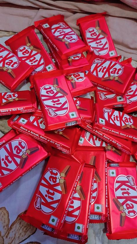 Kit Kat Snap, Kitkat Snap, Kit Kat Chocolate, Kitkat Chocolate, Chocolate Videos, Woman Pictures, Food Captions, Recipes Snacks, Quick Recipes Snacks