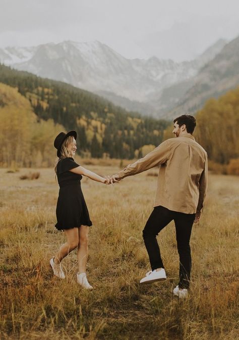 Aspen Engagement Photos, Colorado Fall Engagement Pictures, Mountain Couple Photoshoot Fall, Engagement Photo Shoot Outfits, Mountain Engagement Shoot, Fall Couple Photos, Engagement Shoot Outfit, Romantic Couple Poses, Fall Engagement Pictures