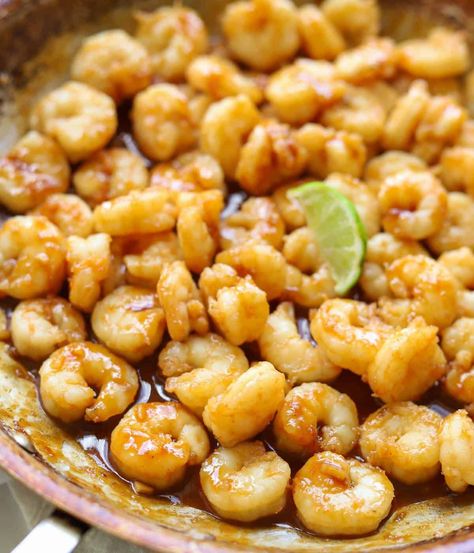 This Honey Sriracha Shrimp Recipe is the perfect blend of sweet and spicy. The shrimp cook in the skillet and it's ready to eat in 20 minutes! Siracha Shrimp, Honey Siracha, Sriracha Shrimp, 20 Minute Recipes, Shrimp Pasta, Ginger And Honey, How To Cook Shrimp, Rice Vinegar, Sriracha