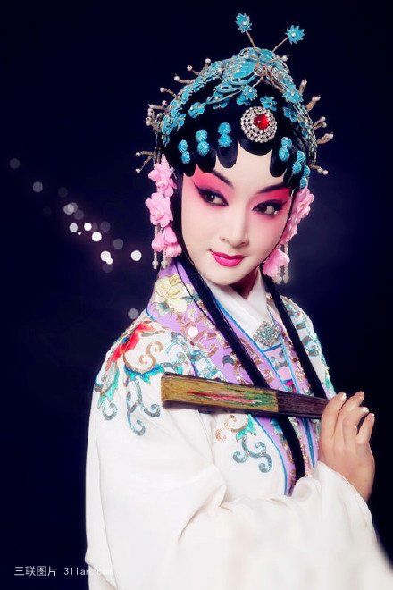 Moments with Fans. Fan in Beijing Opera. Beijing Opera, Chinese Opera, Club Restaurant, Chinese Art Painting, China Art, Ancient China, Bar Club, Chinese Painting, Chinese Culture