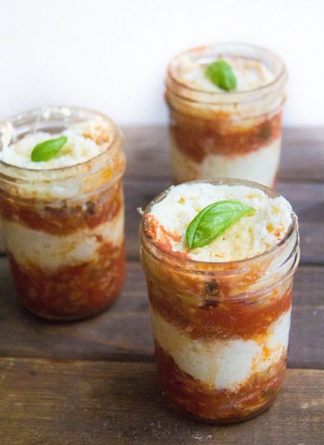 Quick workday lunch ideas that are portable, fast and healthy Mason Jar Lunch, Homemade Lasagna, Mason Jar Salad, Mason Jar Meals, Salad In A Jar, Mason Jar Crafts Diy, Meals In A Jar, Mason Jar Diy, Mason Jar