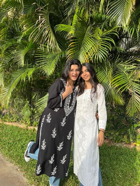 Best Friend Poses In Kurti, Kurti Poses With Friends, Poses With Best Friend In Traditional, Eid Pics, Sisters Photoshoot Poses, Girly Swag, Sister Poses, Bff Poses, Sisters Photoshoot