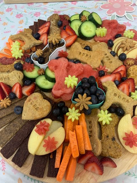 Barkuterie Board, Dog First Birthday, Dog Themed Birthday Party, Platter Board, Easy Dog Treat Recipes, Easy Dog Treats, Puppy Birthday Parties, Healthy Dog Treats Homemade, Dog Treats Homemade Recipes