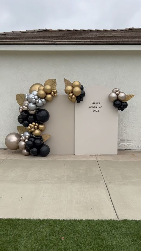 escobarempireevents on Instagram: Another reel of this graduation setup! All the chrome is calling! Dm us for details! #grad #graduation #graduationpictures… Graduation Party Balloons, Senior Things, Graduation Balloons, Grad Party Ideas, Graduation Photoshoot, Graduation Decorations, Dried Floral, Graduation Party Decor, Graduation Pictures