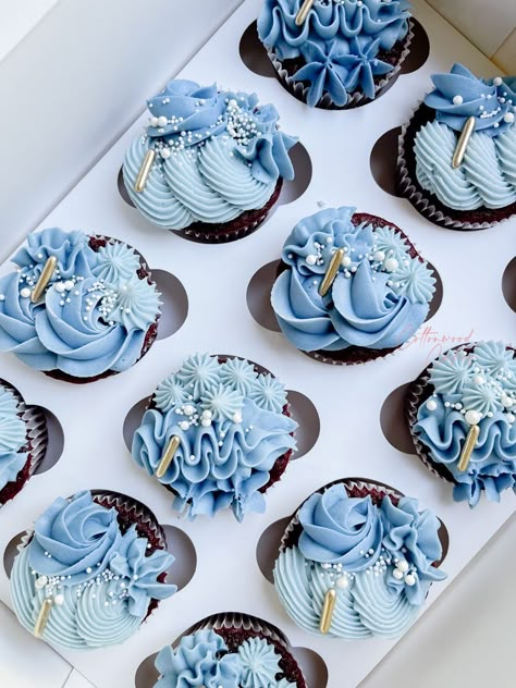 Blue Cupcake Decorating Ideas, Navy Blue Wedding Cupcakes, Blue And Silver Cupcakes, Blue Wedding Cupcakes, Party Snack Table, Baby Shower Cupcakes For Boy, Silver Cupcakes, Cupcake Piping, Buttercream Piping