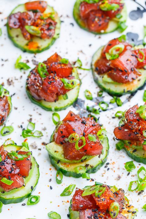 Spicy Tuna and Avocado Cucumber Sushi Bites Sushi Bites, Spicy Tuna Sushi, Cucumber Sushi, Stick Food, Avocado Cucumber, Fancy Appetizers, Cucumber Bites, Mini Appetizers, Elegant Appetizers