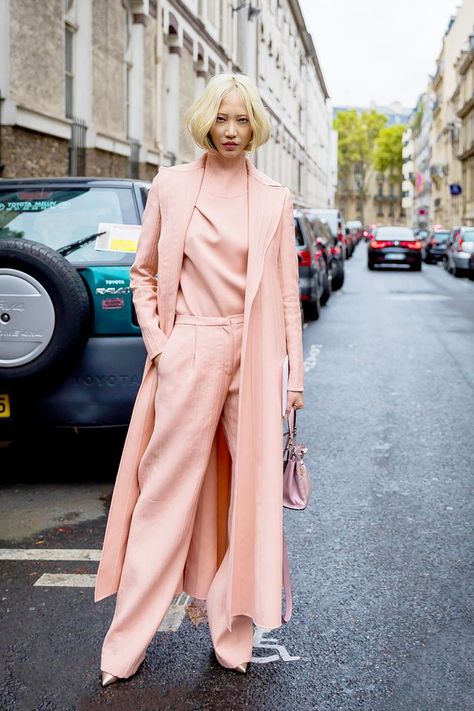 Mode Rose, Monochromatic Outfit, Monochrome Outfit, Moda Chic, Monochrome Fashion, Pink Coat, Street Style Inspiration, 가을 패션, Street Chic