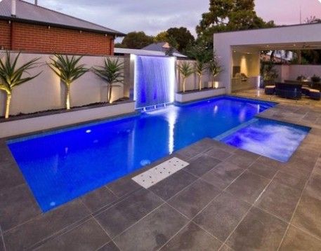 Pool Patio Designs, Pool Lighting, Indoor Swimming Pool Design, Concrete Swimming Pool, Moderne Pools, Indoor Pools, Swimming Pool Landscaping, Pool Water Features, Pool Landscape Design