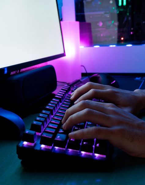 Wireless Light up Mechanical Keyboard. Perfect for beautiful aesthetics. Pc Keyboard Aesthetic, Rgb Keyboard, Wireless Light, Wireless Lights, Wrist Rest, Pc Keyboard, Wireless Keyboard, Gaming Keyboard, Mechanical Keyboard