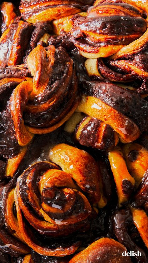 Store-bought biscuits are the shortcut to chocolate happiness. Babka Monkey Bread, Rosh Hashanah Desserts, Breakfast Dessert Ideas, Morning Pastries, Cinnamon Cake Recipes, Rosh Hashanah Recipes, Babka Recipe, Jewish Holiday Recipes, Bread Bakery