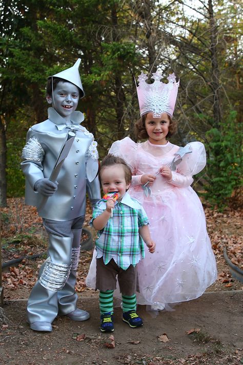 Wizard of Oz Family Costumes with Photos & DIY Instructions Wizard Of Oz Lollipop, Wizard Of Oz Costumes Diy, Munchkin Costume, Lollipop Guild, Tin Man Costumes, Family Costumes Diy, Simple Halloween Costume, Family Themed Halloween Costumes, Glenda The Good Witch