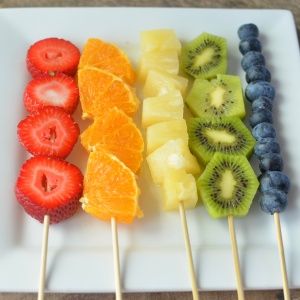 Rainbow Skewers, Rainbow Fruit Kabobs, Fruit Sticks, Fruit Skewers, Fruit Kabobs, Rainbow Fruit, Kids Rainbow, Resep Diet, Party Food Platters