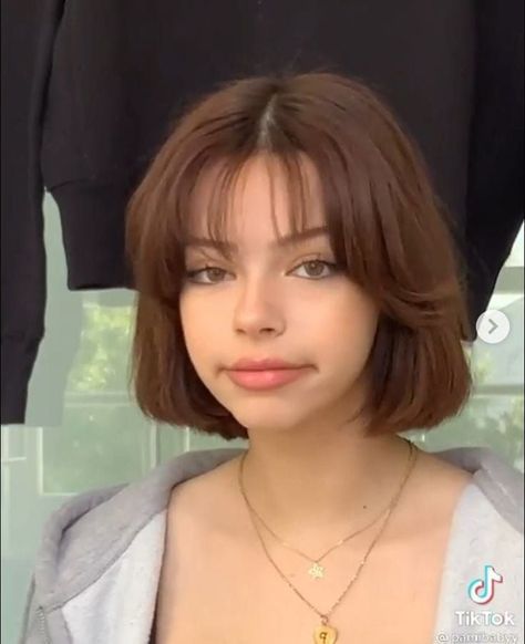 Grown Out Bob, Classic Bob Haircut, Straight Hair Cuts, Chin Length Hair, Bob Haircut With Bangs, Hair Inspiration Short, Short Straight Hair, Shot Hair Styles, Layered Bob