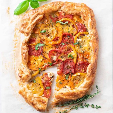 Tomato and Feta Galette with Puff Pastry Galette With Puff Pastry, Tomato Pie Recipe, Tomato And Feta, Homemade Pie Crust Recipe, Galette Recipe, Midday Snack, Tomato Tart, Puff Pastry Recipes, Crust Recipe