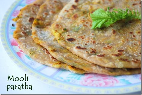 Mooli paratha Alu Paratha, Paratha Recipe, Garlic Benefits, Paratha Recipes, Chaat Masala, Breakfast Recipe, Flatbread, Spicy Recipes, Cheese Recipes