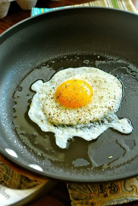 Fry An Egg, Perfect Fried Egg, Sunnyside Up Eggs, Over Easy Eggs, Huevos Fritos, Fried Eggs, Egg Dish, An Egg, How To Cook Eggs