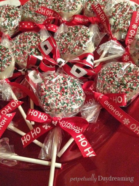 Chocolate Covered Oreo Pops, Jul Kaka, Oreo Cake Pops, Christmas Classroom Treats, Xmas Treats, Christmas Foods, Holiday Goodies, Oreo Pops, Chocolate Covered Oreo