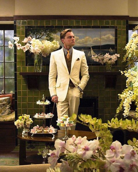 Legends Inc. on Instagram: “Leonardo DiCaprio on set of “The Great Gatsby” (2013).” 20s Inspired Fashion, 20s Men, Gatsby Movie, The Great Gatsby 2013, Great Gatsby Style, Art Nouveau Weddings, Jay Gatsby, Roaring 20s Party, Great Gatsby Fashion