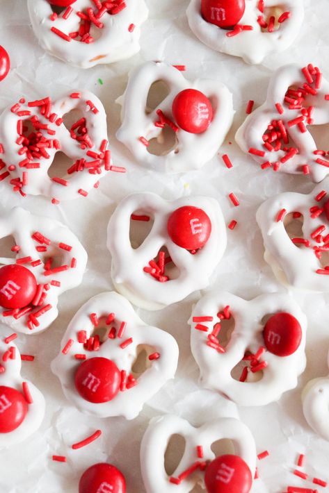 Canada Day Food, Chocolate Pretzels Recipe, Pretzel Bark Recipes, Chocolate Covered Pretzels Halloween, Pretzels Dipped, White Chocolate Pretzels, Easy Treats To Make, Pretzel Twists, Salty Treats