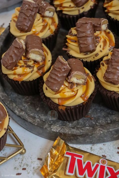 Twix Cupcakes, Caramel Buttercream Frosting, Baking Mix Recipes, Janes Patisserie, Cupcakes With Chocolate, Cupcake Business, Cupcake Shop, Caramel Buttercream, Homemade Cupcakes