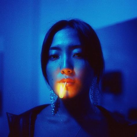 Night Photography Portrait, Neon Lights Photography, Neon Photoshoot, Neon Photography, Light Shoot, Blue Lighting, 35mm Photography, Light Film, Photographie Portrait Inspiration