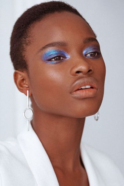 Editorial Makeup Simple, Pop Of Color Bridal Makeup, One Colour Eyeshadow, Natural Editorial Makeup, Colorful Makeup Ideas, Black Woman Makeup, Makeup 2000s, Editorial Make-up, Makeup Dewy