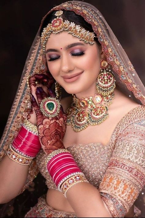 The right bridal lehenga makeup combination will help you accentuate your overall wedding look, but the key is to know how to strike the perfect balance. Here’s how you can do that. Purple Glitter Makeup, Lehenga Makeup, Makeup Artist Working, Lehenga Bride, Latest Bridal Makeup, Indian Bride Makeup, Bridal Jewellery Inspiration, Bridal Makeup Images, Makeup Images