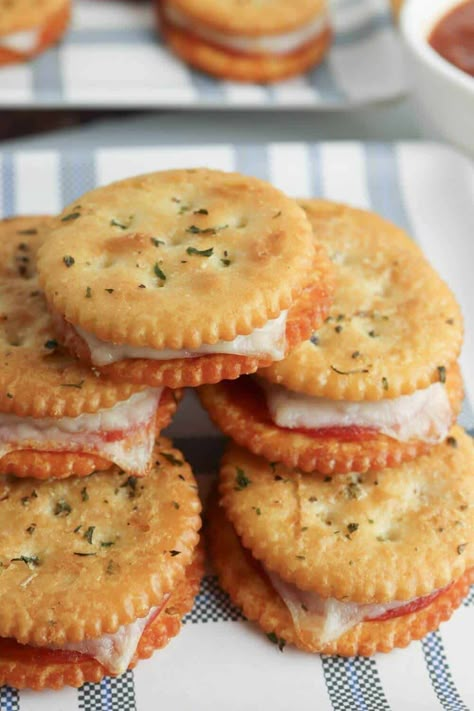 pepperoni pizza sandwiches made with Ritz crackers Air Fryer Cracker Jacks, Easy Ritz Cracker Snacks, Air Fryer Ritz Cracker Sandwiches, Quick Air Fryer Snacks, Ritz Cracker Sandwiches, Tailgating Snacks, Airfryer Food, Cracker Sandwiches, Toast Aperitif